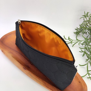 Tolltartó / neszeszer méhecske minta - otthon & életmód - papír, írószer - tolltartó & ceruzatekercs - Meska.hu