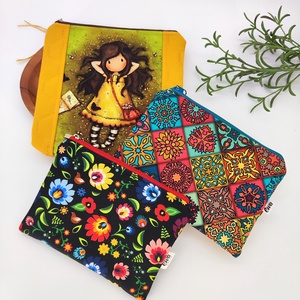 Mini cipzáros tároló -Mustár kislány, színes mozaik, népi virágospiros cipzár, Táska & Tok, Neszesszer, Varrás, MESKA