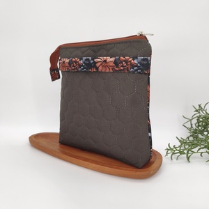 Bella utazó neszesszer / piperetáska barna, acélkék virágok - táska & tok - neszesszer - Meska.hu