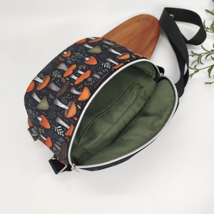 Emily crossbody Mini méret gombák fekete alapon - táska & tok - kézitáska & válltáska - vállon átvethető táska - Meska.hu