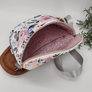 Emily crossbody / oldaltáska Virágok szürke hátoldal kisebb fazon - táska & tok - kézitáska & válltáska - vállon átvethető táska - Meska.hu