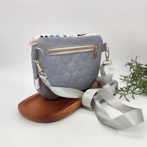 Emily crossbody / oldaltáska Virágok szürke hátoldal kisebb fazon - táska & tok - kézitáska & válltáska - vállon átvethető táska - Meska.hu