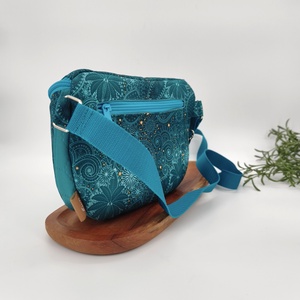Emily crossbody / oldaltáska Türkizzöld virágok kisebb fazon - táska & tok - kézitáska & válltáska - vállon átvethető táska - Meska.hu