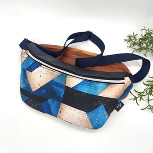 Crodssbody / Testtáska kék geometriai minta, Táska & Tok, Kézitáska & válltáska, Vállon átvethető táska, Varrás, Crossbody / Testtáska  – minden kéznél van

Ez a crossbody testen keresztbe vetve kényelmesen hordh..., MESKA