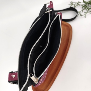 Ikertáska - dupla rekesszel, mályva alapon virágok, fekete alap - táska & tok - kézitáska & válltáska - vállon átvethető táska - Meska.hu