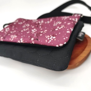 Ikertáska - dupla rekesszel, mályva alapon virágok, fekete alap - táska & tok - kézitáska & válltáska - vállon átvethető táska - Meska.hu