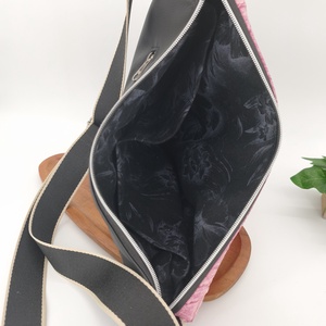 Félkör oldaltáska egyedi, rózsaszín-fekete - táska & tok - kézitáska & válltáska - vállon átvethető táska - Meska.hu