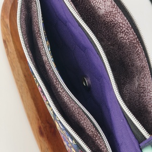 Ikertáska, lila válltáska - dupla rekesszel, lila alapon mozaik minta  - táska & tok - kézitáska & válltáska - vállon átvethető táska - Meska.hu