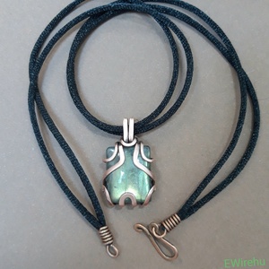 Réz medál, zöld labradorit ásványékszer, drótékszer, egyedi kézműves drótmedál -  - Meska.hu