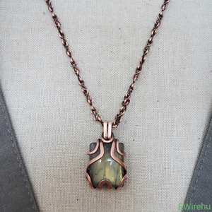 Réz medál, zöld labradorit ásványékszer, drótékszer, egyedi kézműves drótmedál -  - Meska.hu