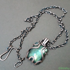 Réz medál, zöld labradorit ásványékszer, drótékszer, egyedi kézműves drótmedál -  - Meska.hu