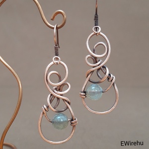 Réz fülbevaló, kék labradorit ásványékszer, vörösréz drót fülbevaló, drótékszer, ásvány fülbevaló -  - Meska.hu