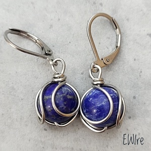 Lápisz lazuli fülbevaló, Orvosi fém fülbevaló - ékszer - fülbevaló - lógós kerek fülbevaló - Meska.hu