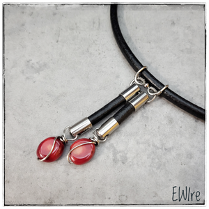 Bőr nyaklánc piros korallal és nemesacéllal - Meska.hu