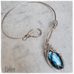 Kék labradorit nyakék, aszimmetrikus, nyitott orvosi fém nyaklánc - ékszer - nyaklánc - statement nyaklánc - Meska.hu