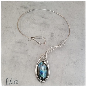 Kék labradorit nyakék, aszimmetrikus, nyitott orvosi fém nyaklánc - ékszer - nyaklánc - statement nyaklánc - Meska.hu