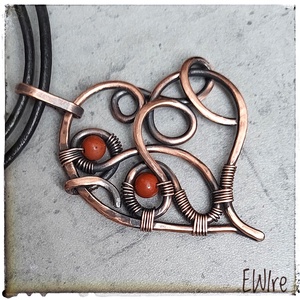 Szív medál, vörösréz szív vörös jáspissal, drótszív, drótékszer, Ékszer, Nyaklánc, Medál, Ékszerkészítés, Fémmegmunkálás, MESKA