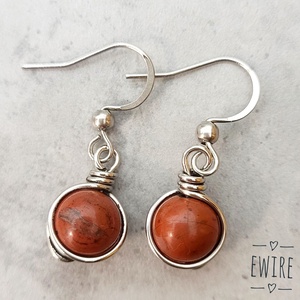 Vegyes ásványgolyós fülbevaló, kis ásványos orvosi fém fülbevaló 2 - ékszer - fülbevaló - lógós kerek fülbevaló - Meska.hu