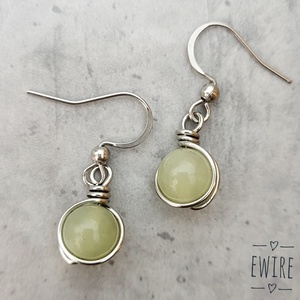 Vegyes ásványgolyós fülbevaló, kis ásványos orvosi fém fülbevaló 2 - ékszer - fülbevaló - lógós kerek fülbevaló - Meska.hu