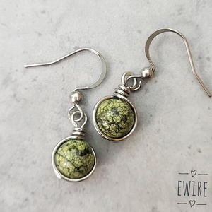 Vegyes ásványgolyós fülbevaló, kis ásványos orvosi fém fülbevaló 2 - ékszer - fülbevaló - lógós kerek fülbevaló - Meska.hu