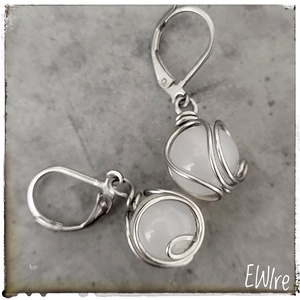 Fehér achát fülbevaló, Orvosi fém fülbevaló, drót fülbevaló, ásványgolyós fülbevaló - ékszer - fülbevaló - lógós kerek fülbevaló - Meska.hu