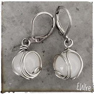 Fehér achát fülbevaló, Orvosi fém fülbevaló, drót fülbevaló, ásványgolyós fülbevaló - ékszer - fülbevaló - lógós kerek fülbevaló - Meska.hu