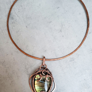 Labradorit medál, vörösréz egyedi medál - ékszer - nyaklánc - medál - Meska.hu