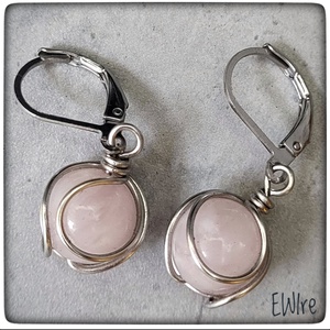 Rózsakvarc fülbevaló, Orvosi fém fülbevaló, drótékszer, ásványgolyós fülbevaló - ékszer - fülbevaló - lógós kerek fülbevaló - Meska.hu