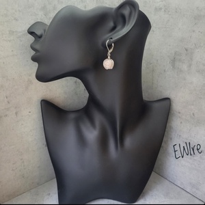 Rózsakvarc fülbevaló, Orvosi fém fülbevaló, drótékszer, ásványgolyós fülbevaló - ékszer - fülbevaló - lógós kerek fülbevaló - Meska.hu