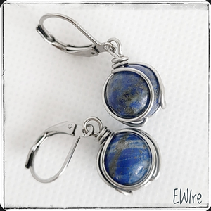 Lápisz lazuli orvosi fém fülbevaló ásványgolyóval, ásvány fülbevaló, golyós fülbevaló, drót fülbevaló - ékszer - fülbevaló - lógós kerek fülbevaló - Meska.hu