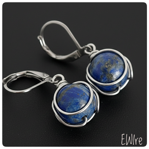 Lápisz lazuli orvosi fém fülbevaló ásványgolyóval, ásvány fülbevaló, golyós fülbevaló, drót fülbevaló - Meska.hu