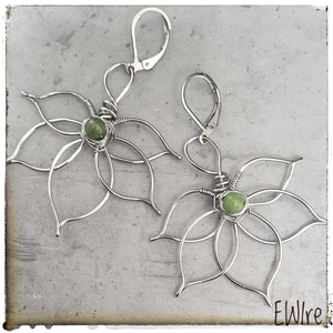 Virág orvosi fém fantázia fülbevaló jade ásványgolyóval - ékszer - fülbevaló - lógó fülbevaló - Meska.hu