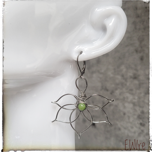 Virág orvosi fém fantázia fülbevaló jade ásványgolyóval - ékszer - fülbevaló - lógó fülbevaló - Meska.hu