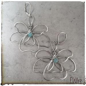 Virág orvosi fém fantázia fülbevaló amazonit ásványgolyóval - ékszer - fülbevaló - lógó fülbevaló - Meska.hu