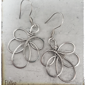 Orvosi fém fantázia fülbevaló, virág, levél - ékszer - fülbevaló - lógó fülbevaló - Meska.hu