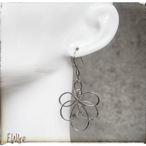 Orvosi fém fantázia fülbevaló, virág, levél - ékszer - fülbevaló - lógó fülbevaló - Meska.hu