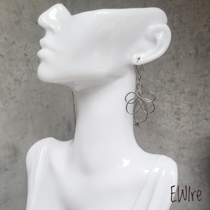 Orvosi fém fantázia fülbevaló, virág, levél - ékszer - fülbevaló - lógó fülbevaló - Meska.hu