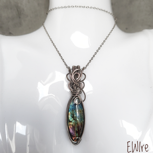 Színes labradorit orvosi fémben, labradorit ásvány medál, drótékszer - ékszer - nyaklánc - medál - Meska.hu