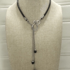 Lasszó nyaklánc 5 mm vastag bőr, orvosi fémmel és ónixszal - ékszer - nyaklánc - medál nélküli nyaklánc - Meska.hu