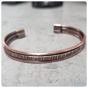 Vésett mintás nyitott karperec 2. egyedi kézműves drótékszer, réz ékszer - ékszer - karkötő - karperec - Meska.hu