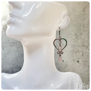 Rózsakvarc fülbevaló, Orvosi fém fülbevaló, drótékszer, szivecske fülbevaló - ékszer - fülbevaló - lógó fülbevaló - Meska.hu