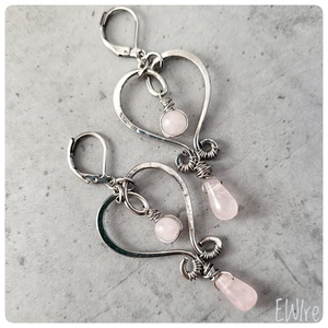 Rózsakvarc fülbevaló, Orvosi fém fülbevaló, drótékszer, szivecske fülbevaló - ékszer - fülbevaló - lógó fülbevaló - Meska.hu