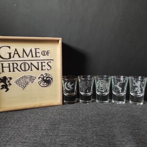 Game of thrones Trónok harca pálinkás üveg pohár készlet kézzel gravírozott, opcionálisan díszdobozzal - otthon & életmód - konyhafelszerelés, tálalás - tálalás - pálinkás poharak, szettek - Meska.hu