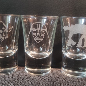 STAR WARS pálinkás üveg pohár készlet, opcionálisan fa díszdobozzal, kézzel gravírozott férfi ajándék, bögre - otthon & életmód - konyhafelszerelés, tálalás - tálalás - pálinkás poharak, szettek - Meska.hu