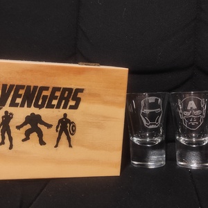 Avengers (Bosszúállók) álinkás üveg pohár készlet, opcionálisan fa díszdobozzal, kézzel gravírozott férfi ajándék, bögre - Meska.hu
