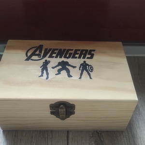 Avengers (Bosszúállók) álinkás üveg pohár készlet, opcionálisan fa díszdobozzal, kézzel gravírozott férfi ajándék, bögre - otthon & életmód - konyhafelszerelés, tálalás - tálalás - pálinkás poharak, szettek - Meska.hu