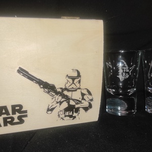 STAR WARS pálinkás üveg pohár készlet, opcionálisan fa díszdobozzal, kézzel gravírozott férfi ajándék, bögre - otthon & életmód - konyhafelszerelés, tálalás - tálalás - pálinkás poharak, szettek - Meska.hu