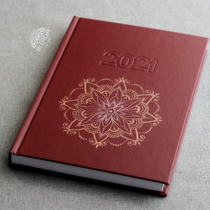 Rosegold+rózsaszín mandala mintás bordó határidőnapló, A/5-ös, napi beosztású, szabadkézzel festett egyedi napló - otthon & életmód - papír, írószer - jegyzetfüzet & napló - Meska.hu