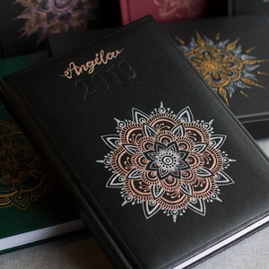 Rosegold+ezüst mandala mintás sötétkék határidőnapló, A/5-ös, napi beosztású, szabadkézzel festett egyedi napló - otthon & életmód - papír, írószer - jegyzetfüzet & napló - Meska.hu