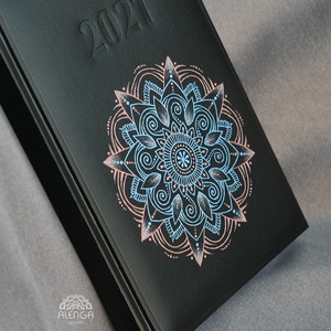 Határidőnapló rosegold-kék mandala mintával, A/5-ös, napi beosztású, szabadkézzel festett egyedi napló - otthon & életmód - papír, írószer - jegyzetfüzet & napló - Meska.hu